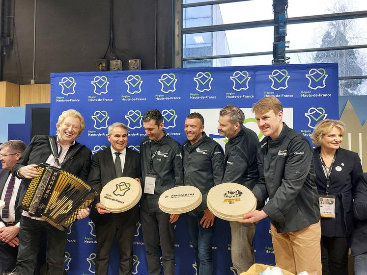 Sur le stand de la Région, en partenariat avec la chambre d’agriculture, les fromagers ont floqué leurs produits aux couleurs  du Tour de France. 