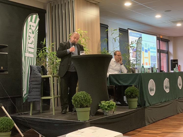 Eddy Feijen, président d’Eurolysine (à g.) et Thomas Lemaitre, directeur du service stratégie  et développement du Groupe Avril, répondaient aux questions des agriculteurs samariens. 