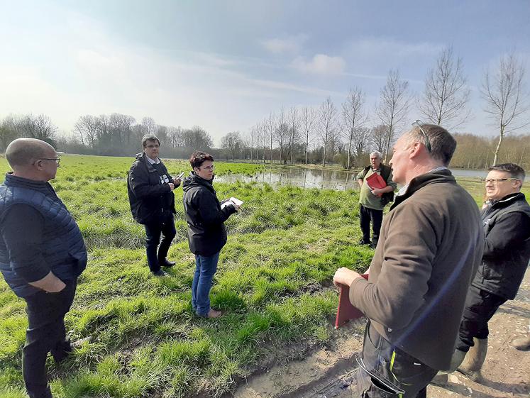 Compte tenu de la présence d’eau en surface, voire à quelques centimètres seulement en sous-sol, la mise à l’herbe des animaux reste difficile à envisager dans les prairies humides du département