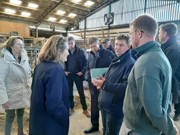 Après une visite d’entreprise à Bernaville, la porte-parole du gouvernement, Sophie Primas s’est rendue dans la matinée du 14 avril chez Antoine et Ingrid Septier,  agriculteurs à Maizicourt, où les sujets abordés ont été nombreux. 