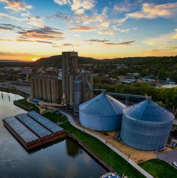 retraité caché dans silo à grains