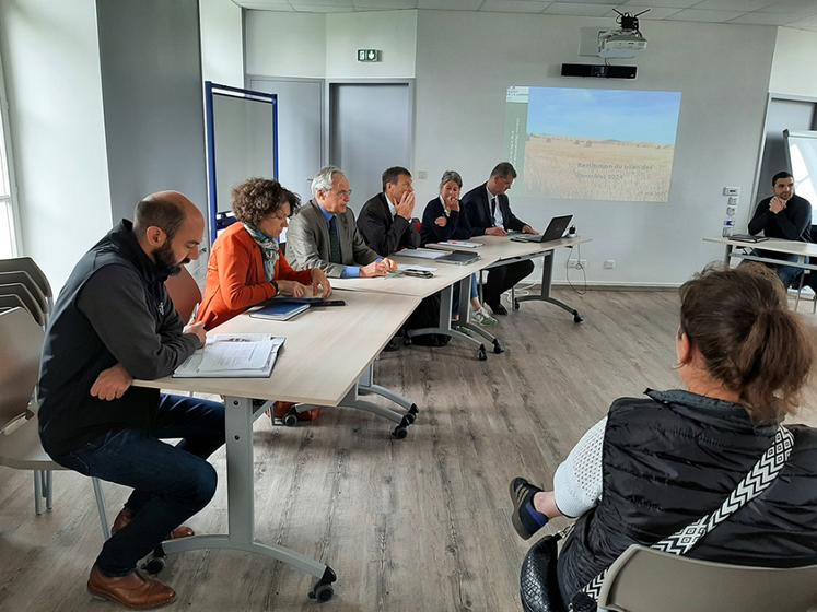 Une présentation des services de l’État chargés de réaliser des contrôles administratifs de l’activité agricole s’est tenue dans la cour de la ferme du Lycée du Paraclet avant une séquence de restitution du bilan des contrôles réalisés en 2024. 