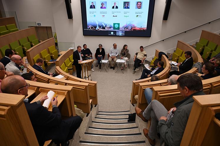 Mardi 6 mai, à Paris. Le président de la FNSEA Grand bassin parisien,  Damien Greffin, a introduit les débats sur la culture de la cameline et son usage dans les carburants d'aviation durables.