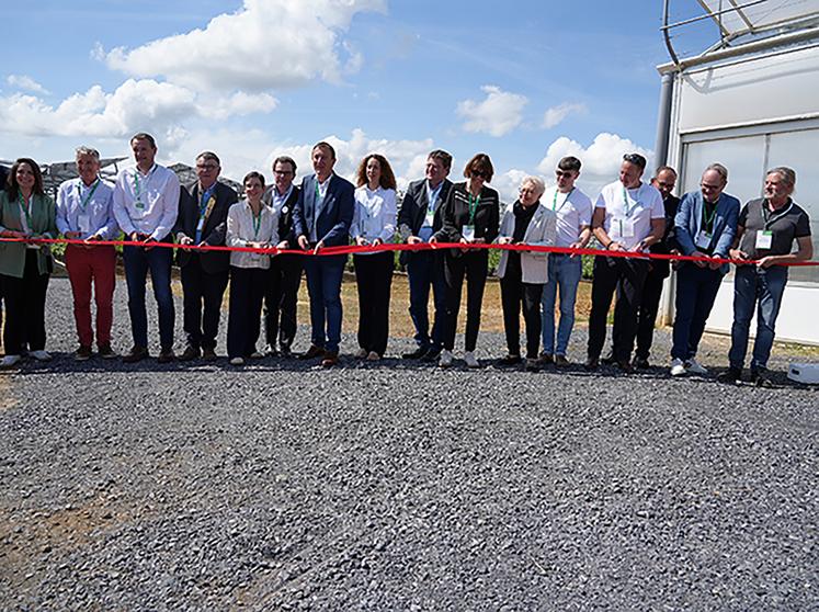 Les élus et partenaires ont inauguré les 5 000 m2 de serres high-tech.
