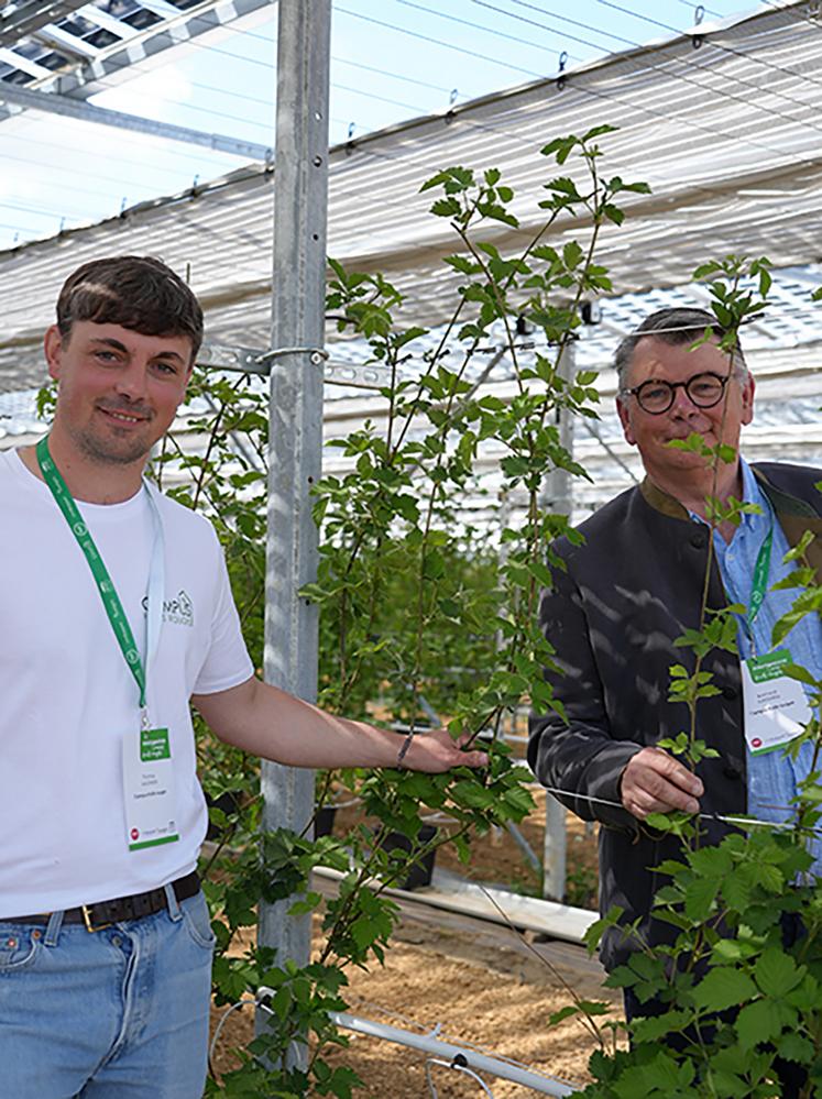 De gauche à droite : Thomas et Bertrand Magnien, agriculteurs à Allemant. «Nous sommes producteurs depuis cinq ans. Le Campus Fruits Rouges regroupe 4 milliers majeurs : l’innovation, le développement, l’ouverture et l’intelligence collective.»