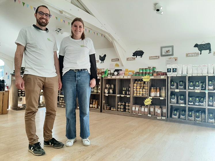 Hugo Puech, directeur de l’exploitation agricole du Lycée agricole du Paraclet et Alice Lenoble, responsable du magasin.