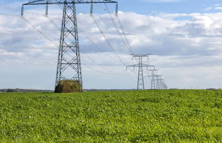 La gêne occasionnée au quotidien, le manque à gagner par l’impact négatif de la présence d’un poteau dans certaines  rotations, et la comparaison avec le domaine de l’éolien font que le monde agricole n’a pas l’intention de brader l’outil  de production.