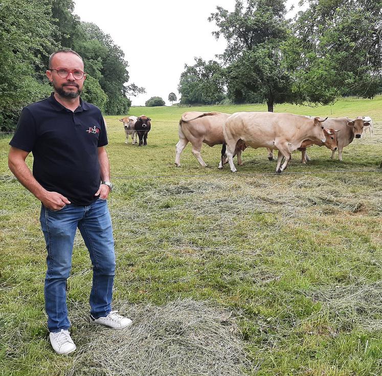 Mathieu Devienne ne se voit pas revenir à la situation d’avant la conversion de sa ferme, malgré les difficultés qui touchent l’agriculture bio. 