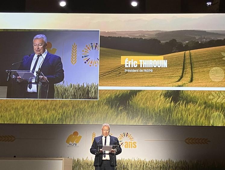 Pour le président des céréaliers, «l’année 2025 sera une année charnière» car elle doit permettre de développer une vision basée sur «l’agronomie et l’économie au service des hommes, pour produire plus, produire mieux, créer de la valeur, de la richesse, des emplois et faire vivre nos familles».