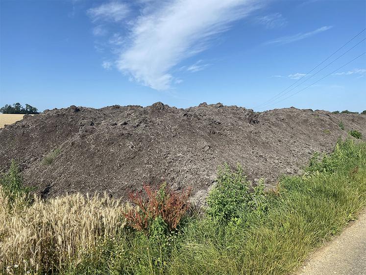 Dépôt bord de champ compost.