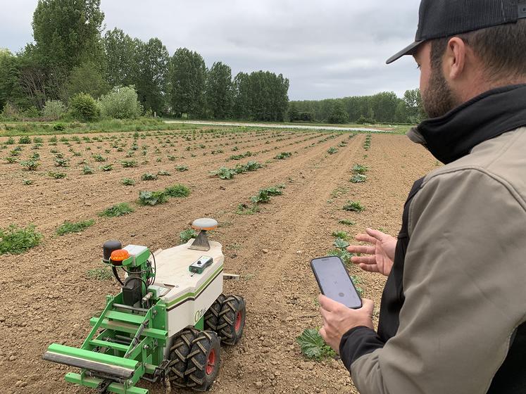 Maxime Dupont a été séduit par le robot Oz, que lui a présenté son concessionnaire local il y a deux ans.