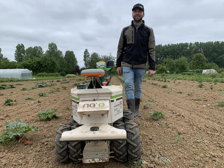 Grâce à la dernière évolution, l’application Naïo Companion, Maxime peut contrôler son robot à distance.