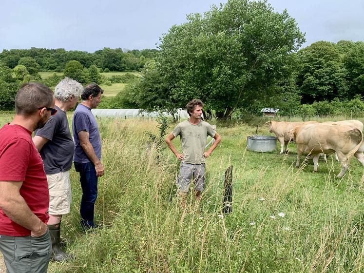 Vianney Janssens (à dr.) a planté 3 800 arbres et arbustes cet hiver, et met en place des zones de régénération naturelle assistée. Les haies devraient apporter  de nombreux bénéfices. 
