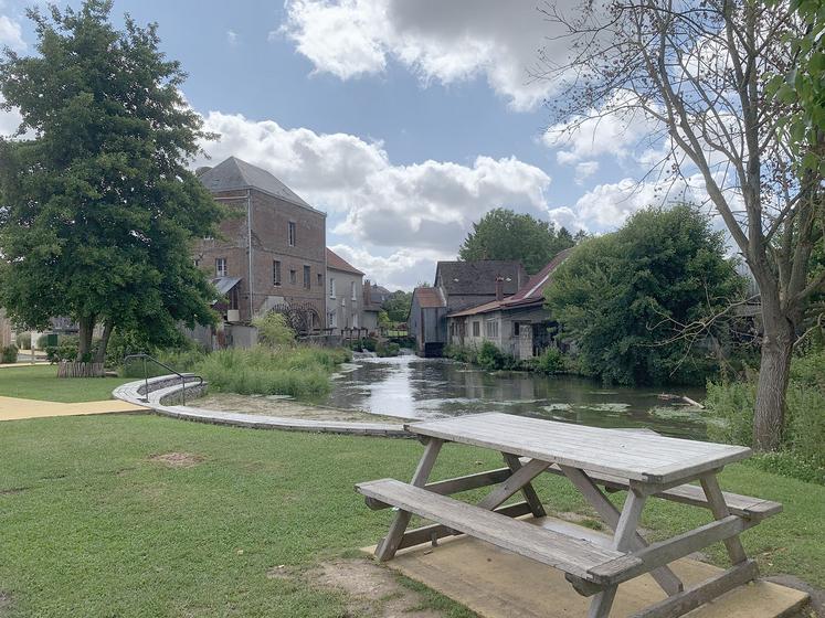 Le tout nouvel espace de vie de la Placette des moulins, avec une plage le long de la Bresle, était le clou de la visite. 