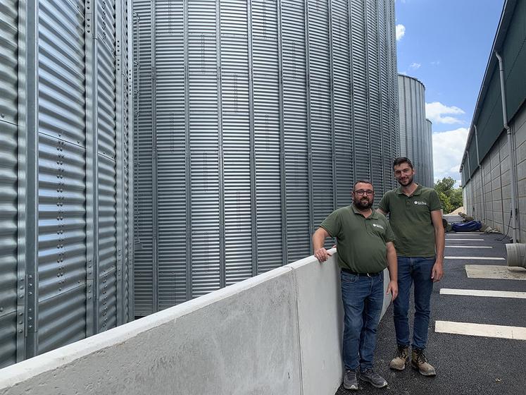 De gauche à droite, Mickaël Sellier, chef du silo, et Louis Durlin, responsable d’exploitation, assurent que ce nouvel équipement va permettre aux adhérents d’accéder au marché du blé meunier. 