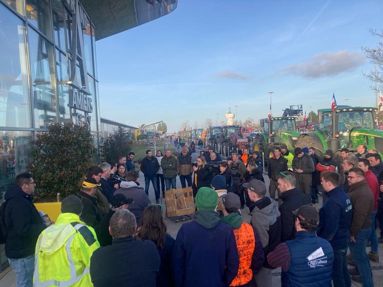 agriculteurs devant une enseigne de grande distribution mobilisation FNSEA du 25 septembre