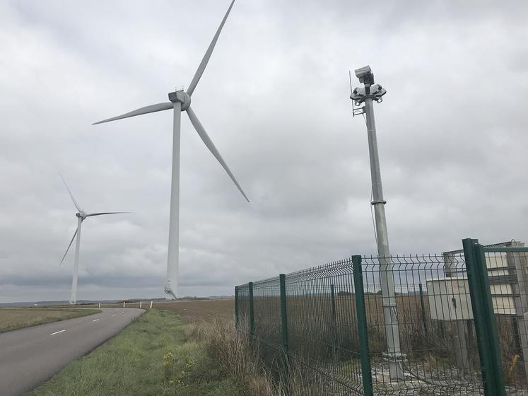 Le SDA est un dispositif technologique conçu pour détecter en temps réel la présence d’oiseaux à proximité des éoliennes, afin de réduire les risques de collision. 