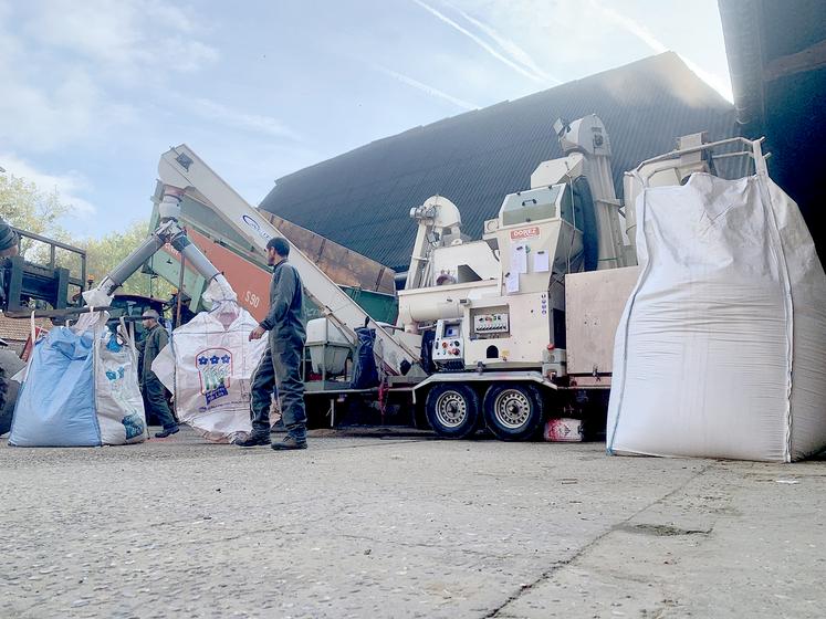 Ce 9 octobre au matin, la coopérative Calipso menait un des derniers chantiers de triage à façon de la saison,  chez Charles Defrance, à Eu (76). 