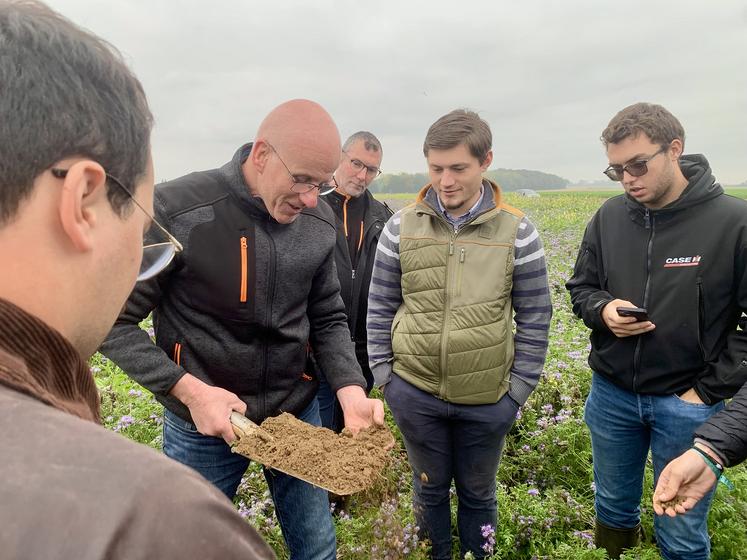 Pour le concours Apprenons collectifs, les étudiants du Paraclet ont choisis de mettre en avant les pratiques agroécologiques de Frédéric Richard  et Reynald Boucher, membres du groupe Dephy du Vimeu. 
