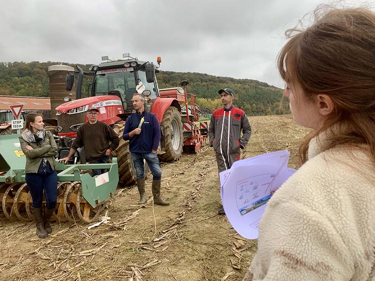 David et Olivier Bazin présentent aux étudiants de l’UPJV les leviers qu’ils mettent en place pour réduire leur utilisation de phytos. 