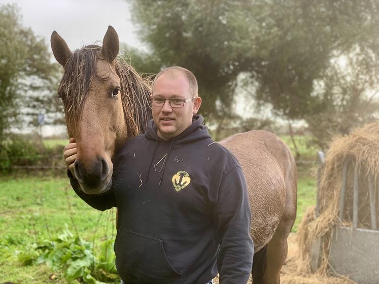 Gaylord Franqueville, responsable agricole du site, mène un gros travail de développement de l’élevage. Ici avec l’un des douze étalons, Lacklan de Henson. 
