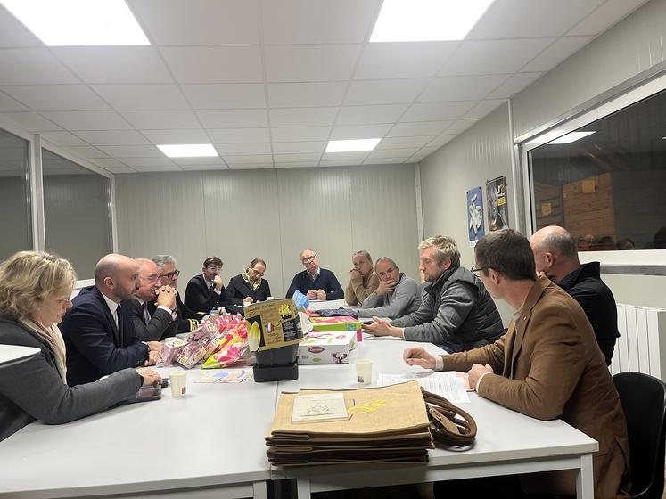 Benjamin Haddad, ministre des Affaires européennes, a été accueilli le vendredi 31 octobre, par Pierre et Marie Selosse,  endiviers, à Villers-en-Guislain (59)