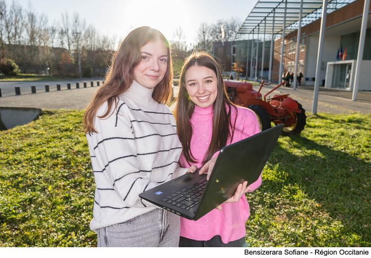 Avec Clarnie, Clara Silveiro et Marnie Atgé font connaître les possibilités d’emplois dans les fermes aux étudiants. 