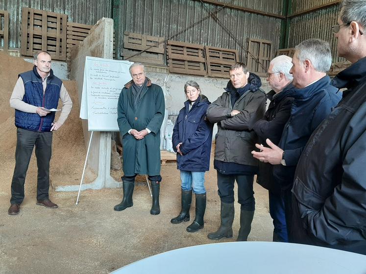 Le préfet de la Somme s’est rendu dans une exploitation laitière de l’Amiénois le 18 décembre pour préciser la stratégie de lutte contre la propagation de la DNC,  et rappelait le soutien de l’État à la filière élevage. 