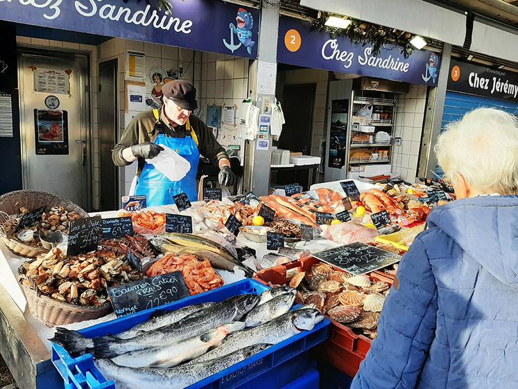 Sur le quai Gambetta, à Boulogne-sur-Mer, la poissonnerie Chez Sandrine  est la première à mettre en avant la marque «Hissez Hauts». 