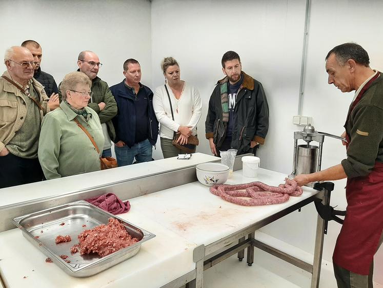 Une formation destinée à maîtriser les étapes de la préparation d’un morceau de gibier — ou d’une pièce entière selon les espèces — avant de passer à table pour déguster les préparations du jour.