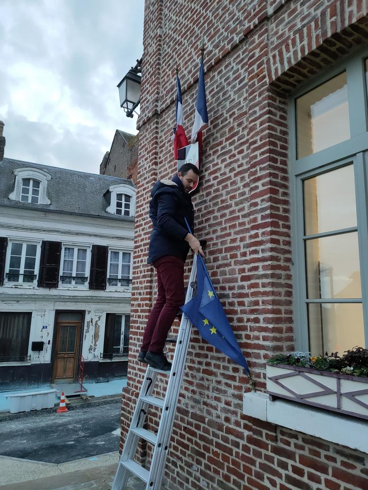 drapeau européen décroché à Oisemont