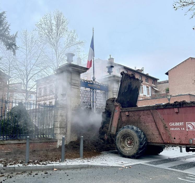 Les préfets du Tarn et du Tarn-et-Garonne ont annoncé le 31 décembre, qu’ils allaient déposer plainte contre la Coordination rurale et la Confédération paysanne après des dégradations commises lors de récentes mobilisations.
