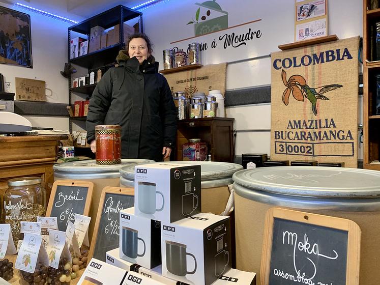 Marie n’échangerait pour rien au monde son camion de marché contre la vente sur internet de son café, «par amour des gens». 