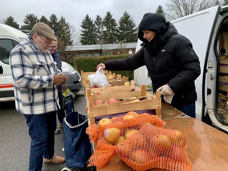 Jean-Claude vient au marché des produits de la ferme de Dury «pour les bons produits» et «pour le lien avec les marchands». 