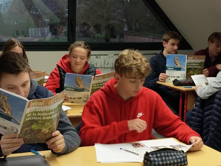 lecture du numéro spécial betteraves par les élèves de Terminale STAV du lycée Sainte-Marie d'Aire-sur-la-lys