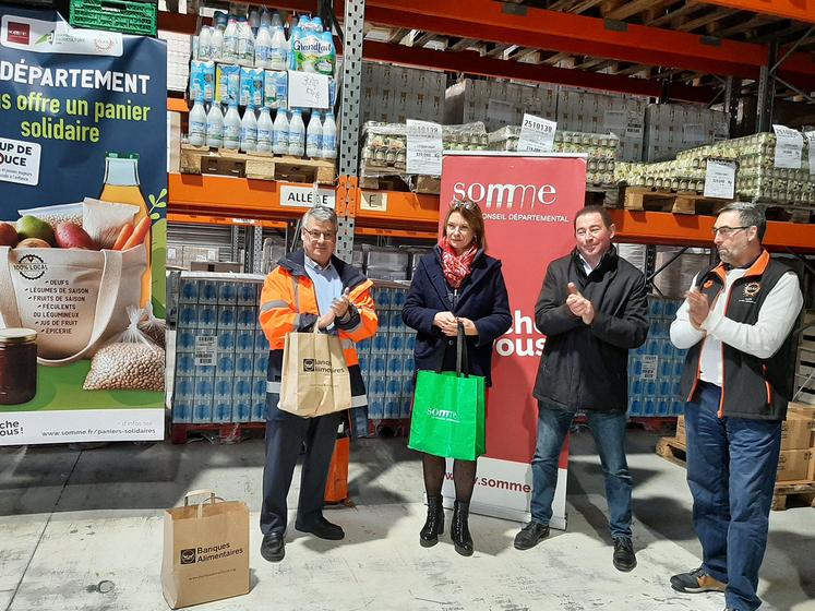 Composés exclusivement de produits agricoles locaux, les 15 000 paniers, distribués de janvier à mai, conjuguent solidarité  et soutien à l’économie rurale. 