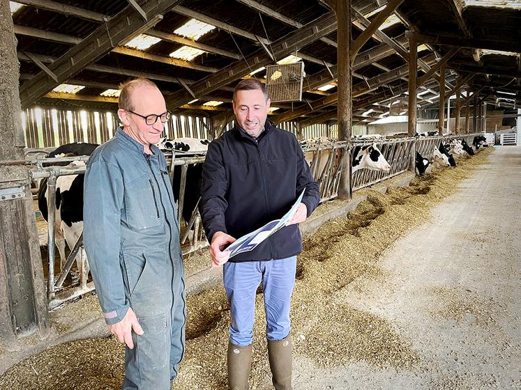 Vincent Wattelle, du Gaec de la Hautefeuille, est accompagné par Mickaël Fievet, de Gènes diffusion.