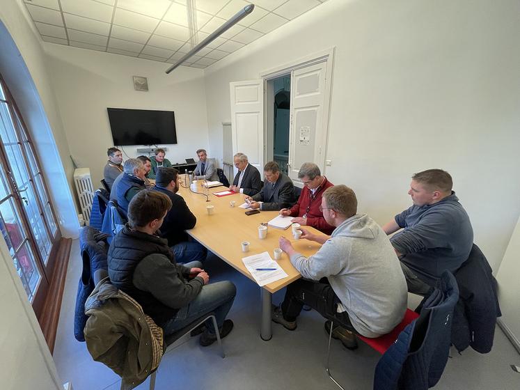 Après avoir reçu une délégation composée de Benjamin Bizet, Denis Bully, Romain Dubois, Quentin Porquier, Arnaud Caron, Louis Cauet, Pierre-Emmanuel Paux, et Lucas Septier, le Préfet de la Somme Rollon Mouchel-Blaisot s’est rendu au milieu des manifestants pour prendre la parole et assurer du relai qu’il comptait faire des revendications.