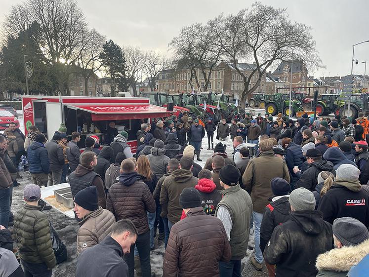 Après avoir reçu une délégation composée de Benjamin Bizet, Denis Bully, Romain Dubois, Quentin Porquier, Arnaud Caron, Louis Cauet, Pierre-Emmanuel Paux, et Lucas Septier, le Préfet de la Somme Rollon Mouchel-Blaisot s’est rendu au milieu des manifestants pour prendre la parole et assurer du relai qu’il comptait faire des revendications.