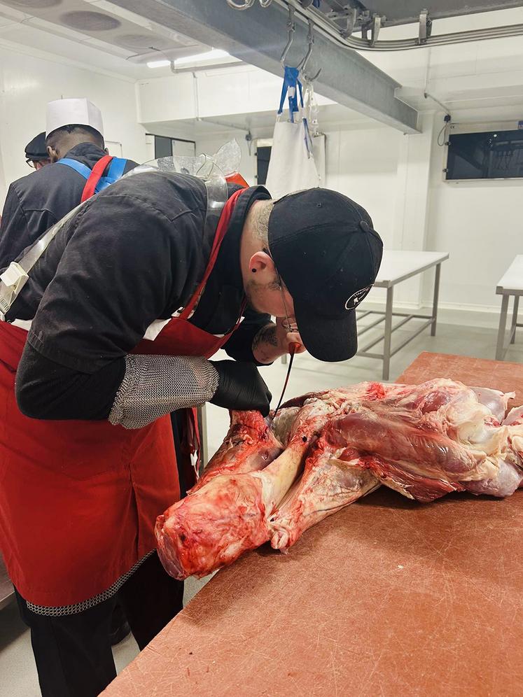 Timothée (casquette noire) et Louis (béret rouge) seront en compétition face à quatorze autres candidats lors du concours des jeunes bouchers, mercredi 25 février. 