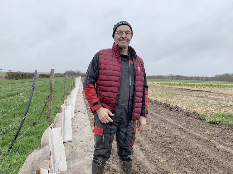 Christophe Verschuere, éleveur bovin : «les arbres sont primordiaux  pour l’équilibre écologique. On voit moins de mésanges et d’alouettes,  mais plus de corbeaux ravageurs…» 