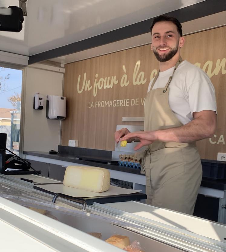 Pour Jules Bellanger, vendre des fromages au marché est «un vrai kiff».  «J’aime le contact avec les clients et prendre soin d’eux.»