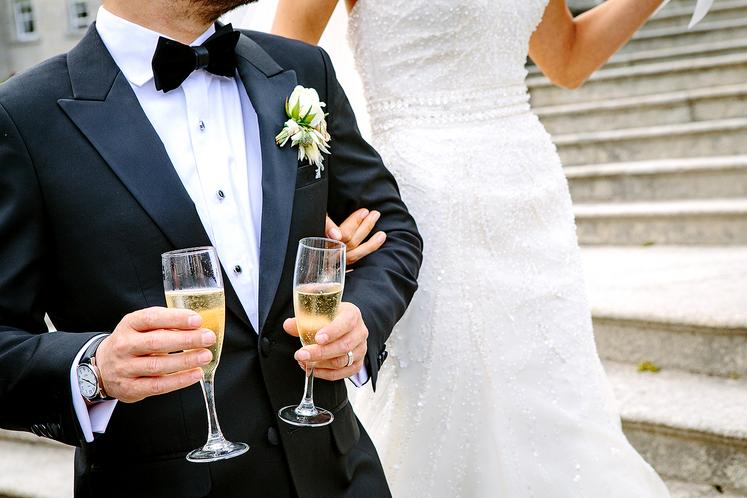 Au moment de leur mariage, les époux peuvent établir un contrat de mariage statuant sur leurs souhaits au cours  de leur vie maritale. 