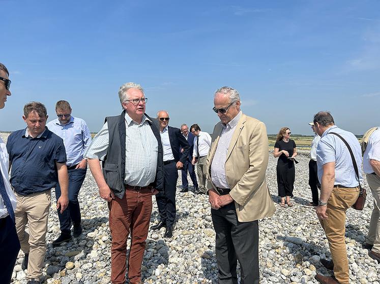 Sur place, plusieurs acteurs du littoral picard étaient réunis : le préfet de la Somme, le Syndicat mixte de la baie de Somme, le Parc naturel marin et les maires des communes alentour. 