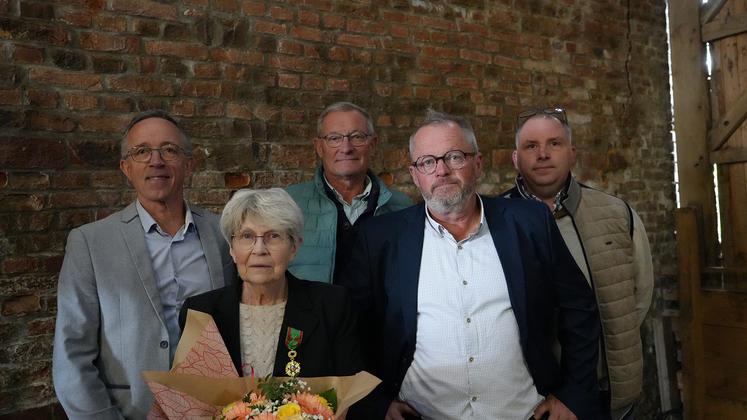 De gauche à droite : Jean Gosset, ancien président, François Pouchou, ancienne directrice,  Jean-François Potel, ancien président, Thierry Vroman, directeur, et Arnaud Vanhoutte, président.