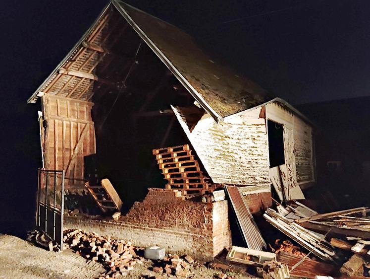 Chez Benoît Vansteenkiste à Tilloloy, le pignon d’une grange est arraché,  les toitures des bâtiments sont trouées de toutes parts.