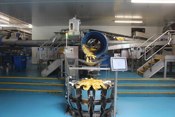 Les chips cuites arrivent par des convoyeurs automatiques qui les répartissent dans des cellules où elles sont aromatisées différemment. Tout est pesé automatiquement  jusqu’au sachet final. Les arômes sont naturels, sans colorants ni conservateur ni exhausteur de goûts.