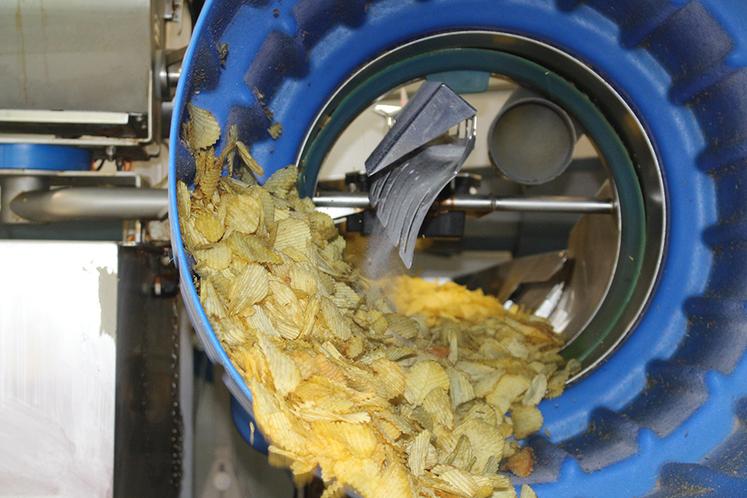 Les chips cuites arrivent par des convoyeurs automatiques qui les répartissent dans des cellules où elles sont aromatisées différemment. Tout est pesé automatiquement  jusqu’au sachet final. Les arômes sont naturels, sans colorants ni conservateur ni exhausteur de goûts.