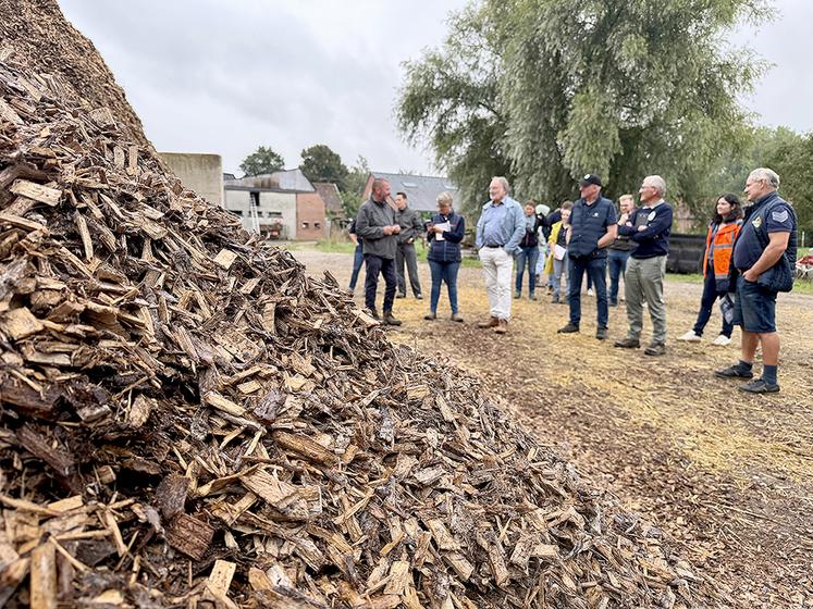 Donner une valeur économique à la haie incite à la conserver et à en replanter. Ici, le bois déchiqueté alimente une chaudière biomasse et sert de litière. 