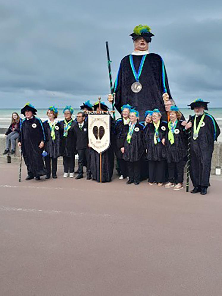 La confrérie de la moule de bouchot de Fort-Mahon-Plage réunie autour de son géant. 